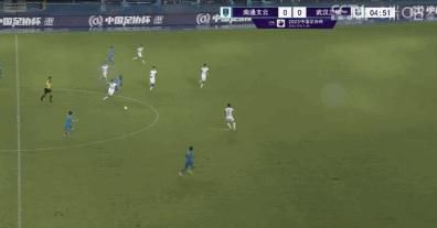 而成龙大哥在当天 成龙黑超遮面现身捞金 与杨紫琼相见欢搭肩热聊 2013-09-27 26日在香港，成龙和杨紫琼两位国际巨星同场出席某品牌手表活动，两人相见甚欢热聊不断。
