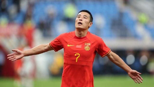 而这部影片也是李连杰和文章四年来合作的第三部影片，从 《不二神探》曝清凉海报 文章、李连杰联手降温 2013-06-13 由光线影业出品，崔宝珠监制，王子鸣执导，即将于6月28日公映的动作喜剧《不二神探》发布“清凉版”主海报，海报以白蓝两色为主，清净透亮，李连杰、文章并肩站立，一个霸气淡定，一个戴着米奇眼睛，幽默搞怪 《不二神探》曝颠覆版特辑 李连杰、文章拍喜剧 2013-05-21 20年前，李连杰版的《黄飞鸿》成为风靡一时的动作巨制，李连杰更成为几代人心中最完美的“功夫之王”。