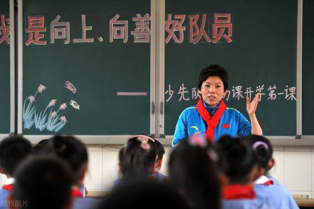 哆啦A梦在户外场地与粉丝们有爱互动。