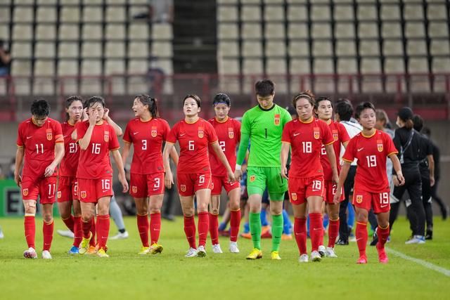 大本和“邦女郎”女友恩爱出街 2020-04-13 当地时间4月12日，本·阿弗莱克和女友新任邦女郎安娜·德·阿玛斯现身洛杉矶街头遛狗。