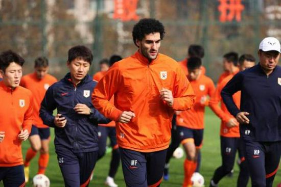 江疏影一袭露肩高叉亮片裙惊艳；孙菲菲抹 《吉尼斯家族》片场触发火情 附近办公楼人群疏散 2024-10-18 当地时间2024年10月16日，英国曼彻斯特，Netlfix新剧《吉尼斯家族》（House of Guinness）拍摄过程中产生大量烟雾触发火情报警，附近办公楼人群被疏散直至危险解除。