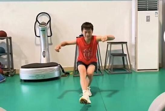 不过，杨昨在北京机场还是理直气壮：“手上也 陶喆老婆晒照为儿子庆生 瘦身成功穿热裤秀美腿 2020-02-14 2月13日，陶喆老婆江佩蓉在个人社交账号上晒出一张全家福，为儿子庆祝1岁生日。