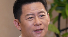 杨幂穿黑色连体裤酷劲十足 获多人护送显大牌 2014-11-18 近日，杨幂出席完某大型颁奖活动后现身酒店，身穿黑色连体裤的她Boss范儿十足。